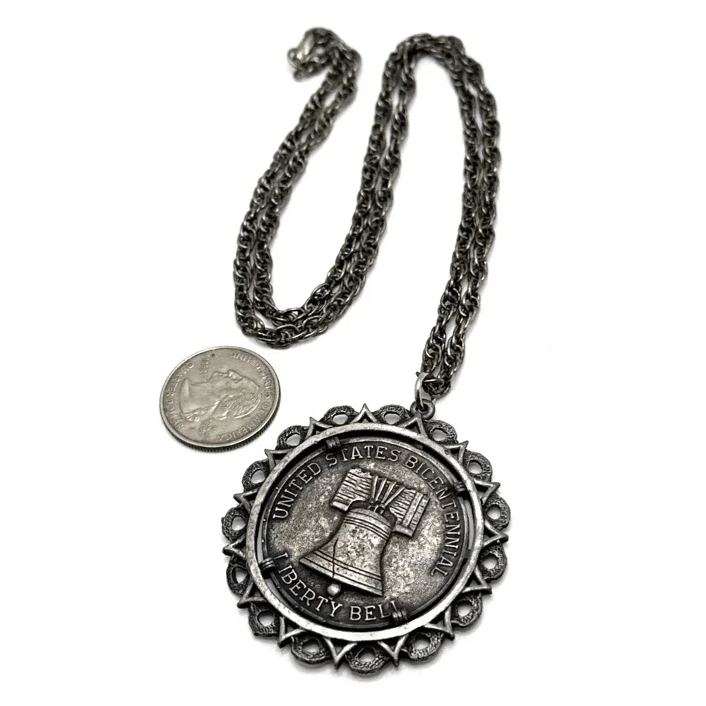 Vintage 1976 Bicentennial Coin Commemorative Pendant Necklace Spirit of '76 24